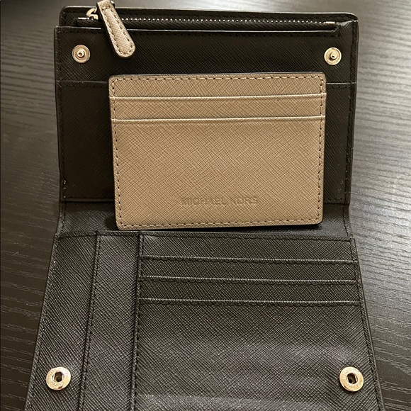 Michael Kors Wallet - Picture 13 of 13